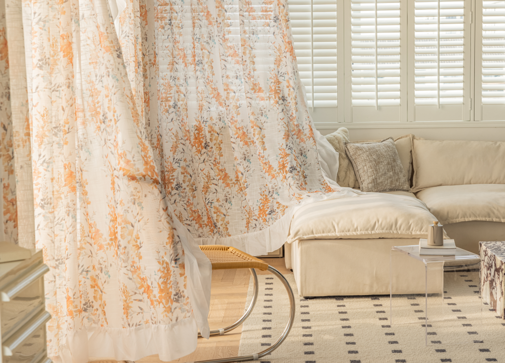 rideaux d’automne fleuris blanc et orange, assorti au sol et contrastant avec le tapis
